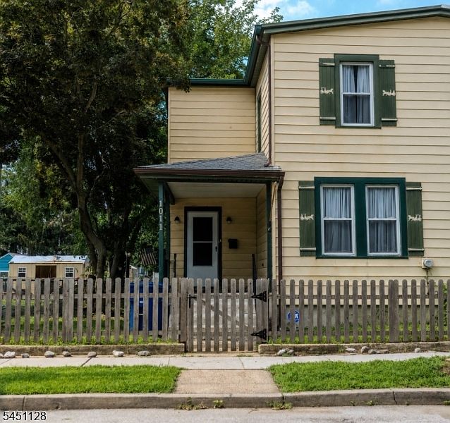 1st image of 1011 W 4Th St