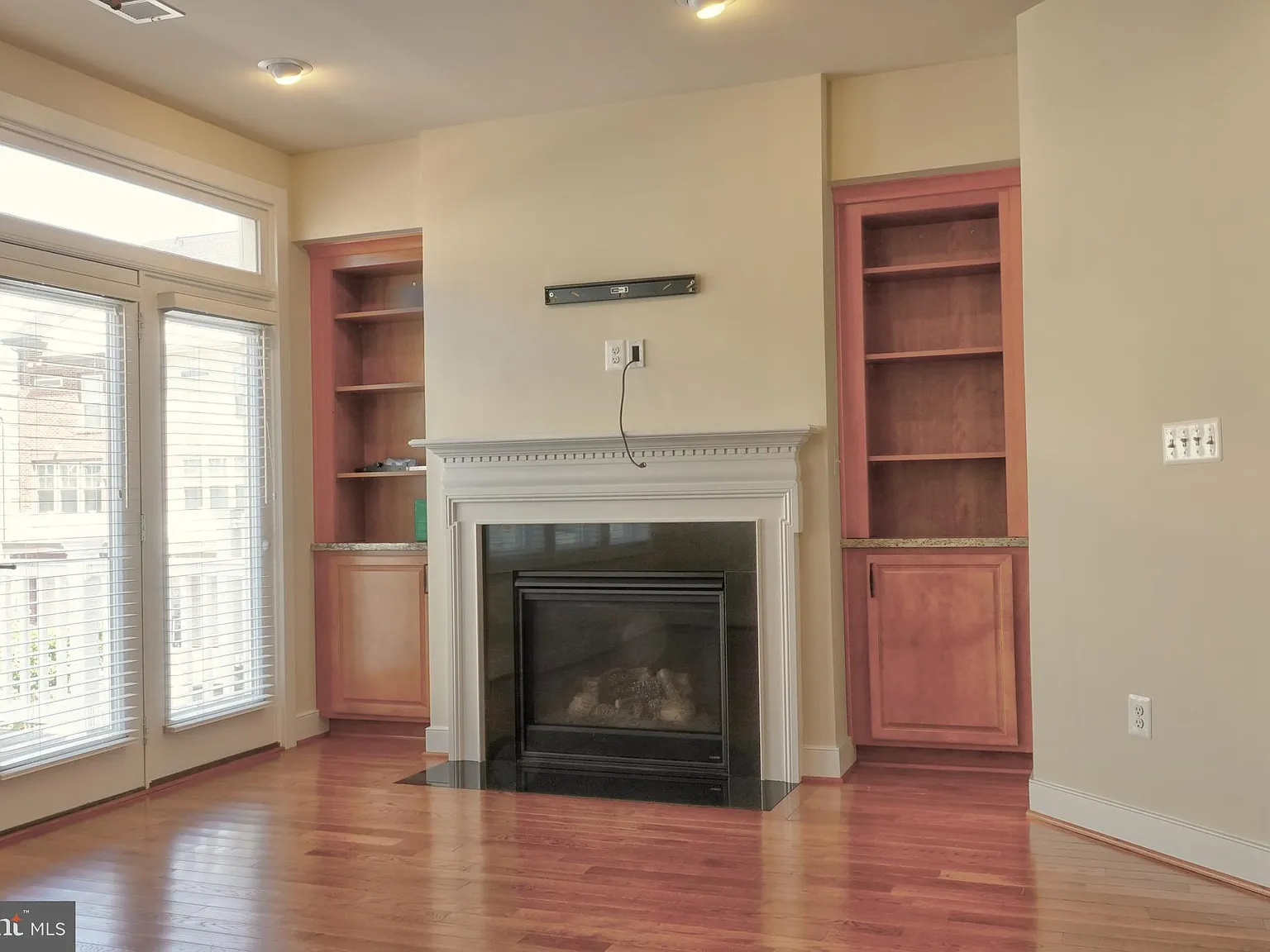 4 bed, 4.5 bath, 2040 sqft, $4,300 — Photo 3