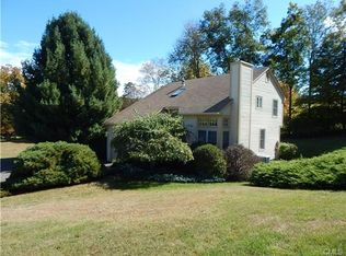 100 Peter Rd, Woodbury, CT 06798