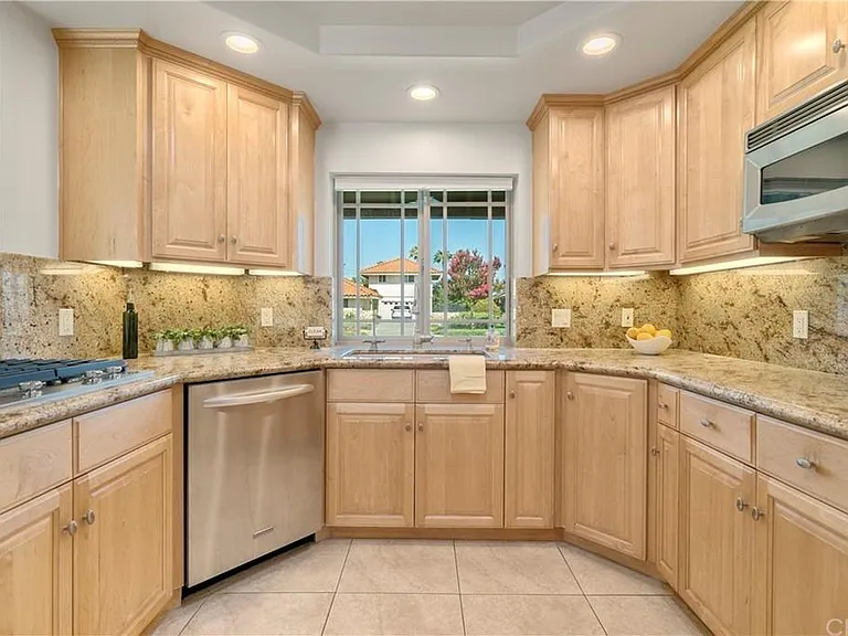 5070 Chapala Dr — Photo 2