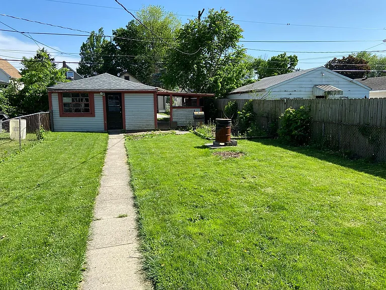 923 E Berwyn St — Photo 10
