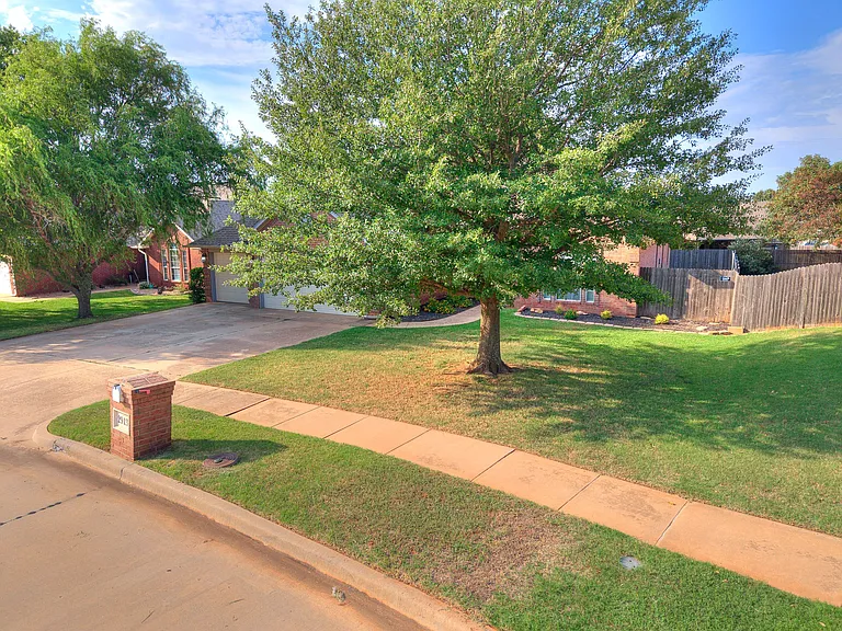 2913 Daybreak Dr — Photo 37