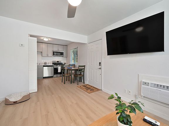 4th image of 6421-6431 Benning St #6432