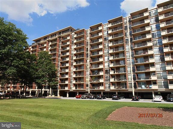 2nd image of 1300 Army Navy Dr APT 408