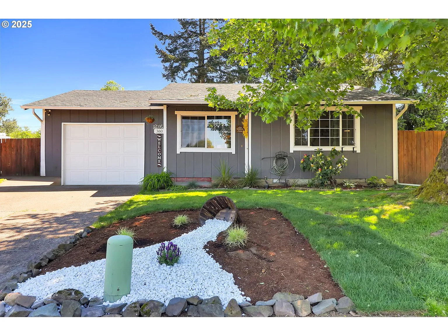 360 SW Juniper St photo 1