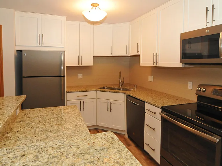Yorktown Estates Apartments — Photo 29