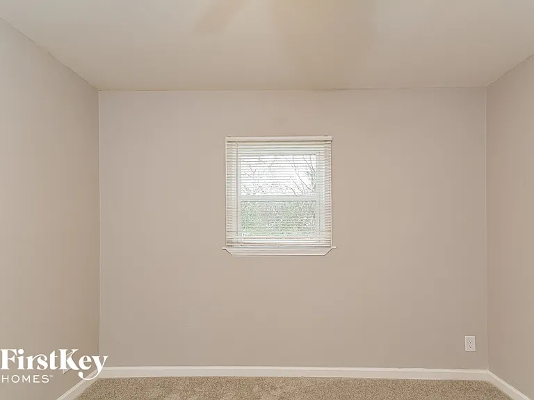 401 Sparella St — Photo 10