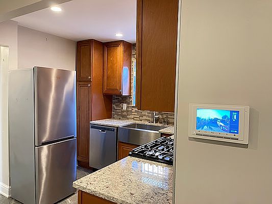 4th image of 2581 49th St #2