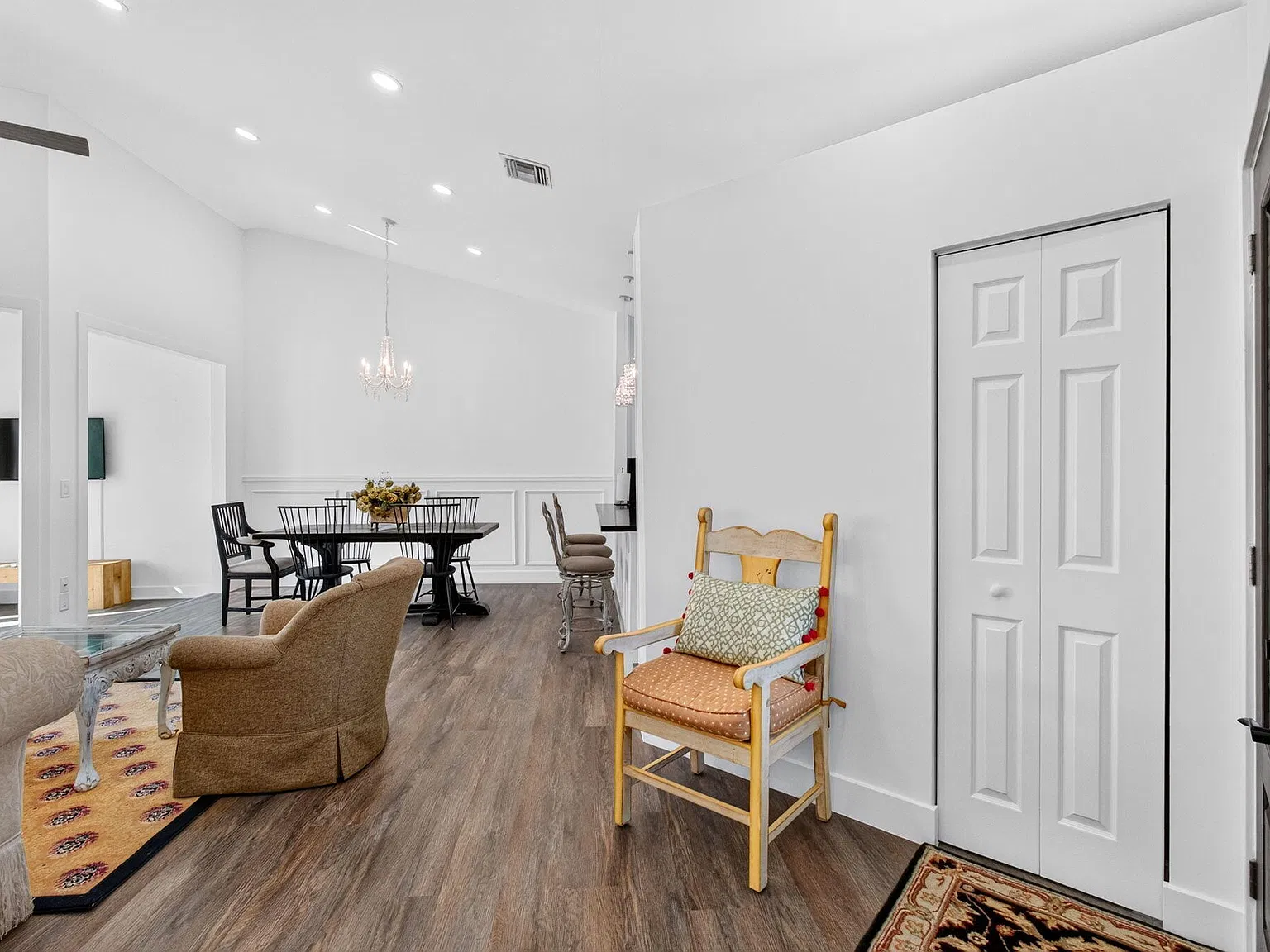 3 bed, 2.0 bath, 1904 sqft, $10,000 — Photo 4
