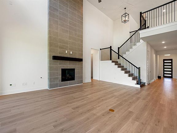 Deerfield II E family room