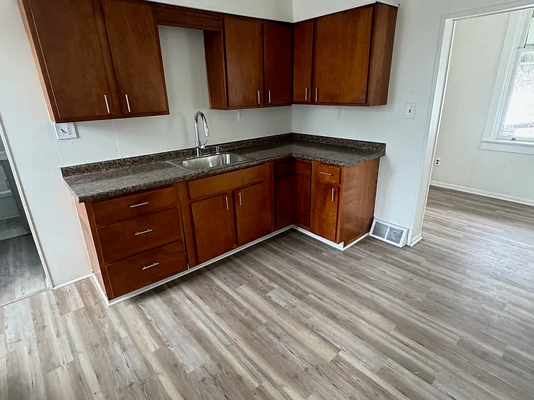 595 Castle Ave W — Photo 2