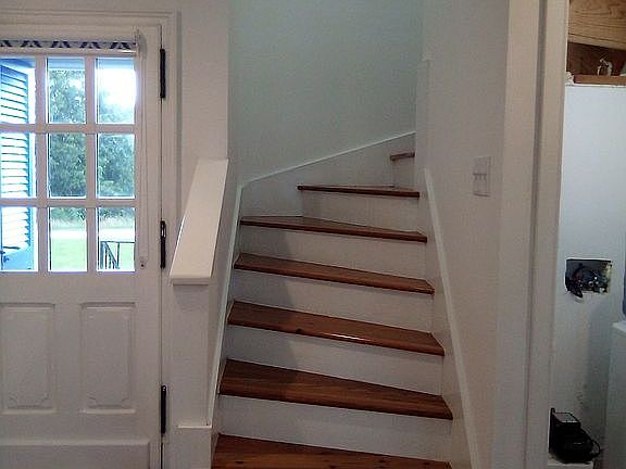 Entrance & Staircase to bdrm