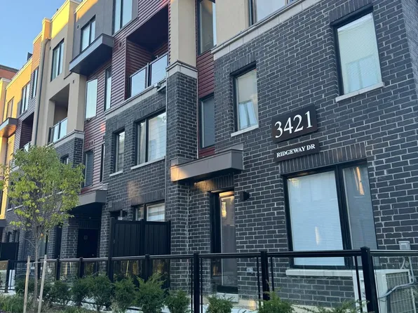 3421 Ridgeway Dr #11, Mississauga, ON L5L 0C1