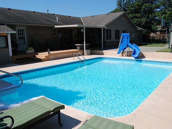5th image of 825 Hillcrest Dr