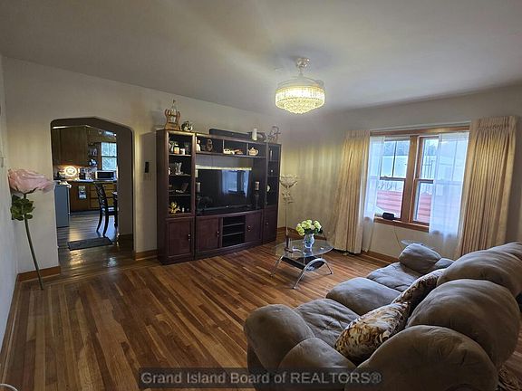 2nd image of 611 W 11th St