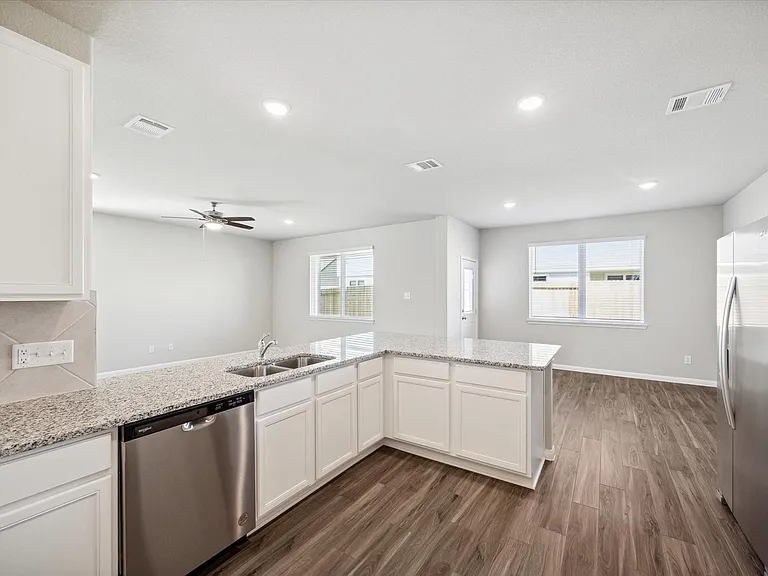 715 Gavin Walker Dr — Photo 3