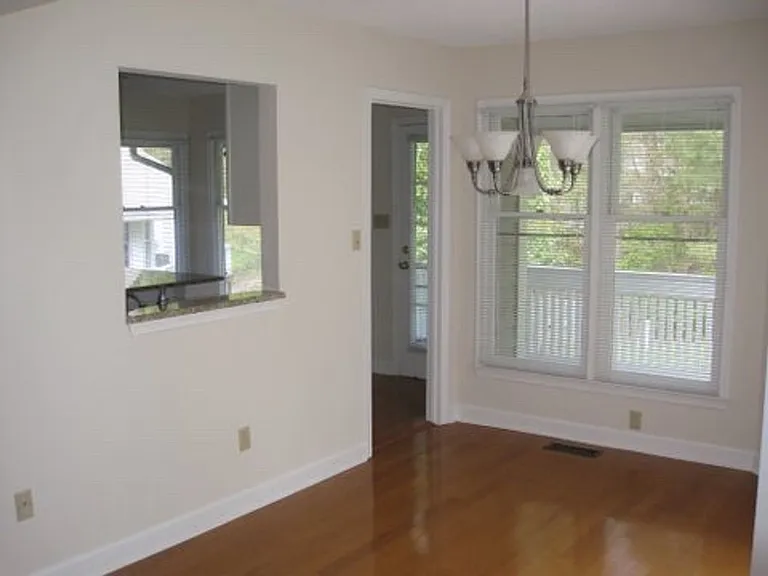 320 Kirkwood Dr — Photo 9