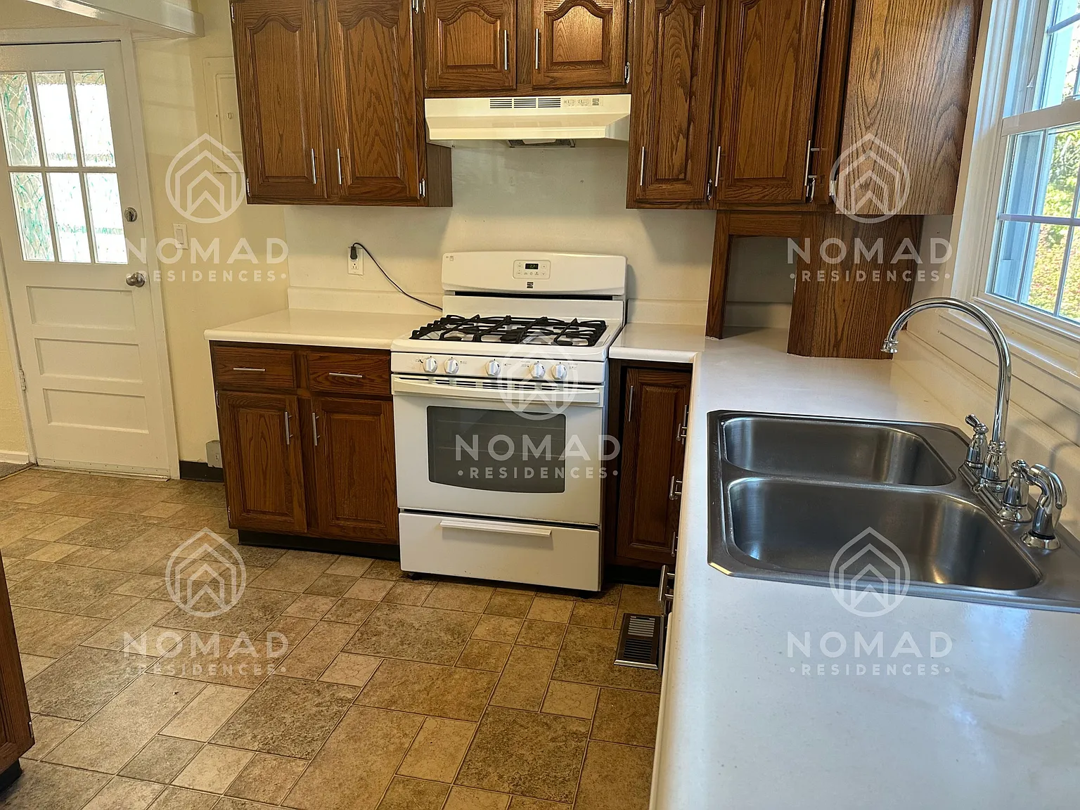 3 bed, 1.0 bath, 1135 sqft, $1,300 — Photo 4
