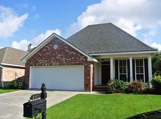 207 Lighthouse Point Cir, Youngsville, LA 70592
