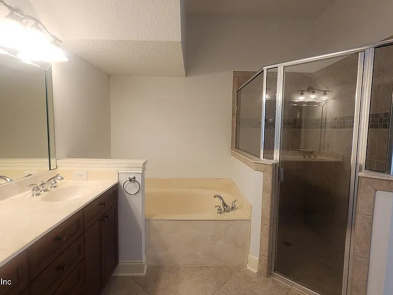 654 S Loop Pkwy — Photo 19
