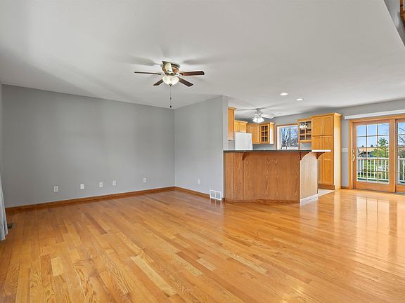 3rd image of 983 7th Ave NW