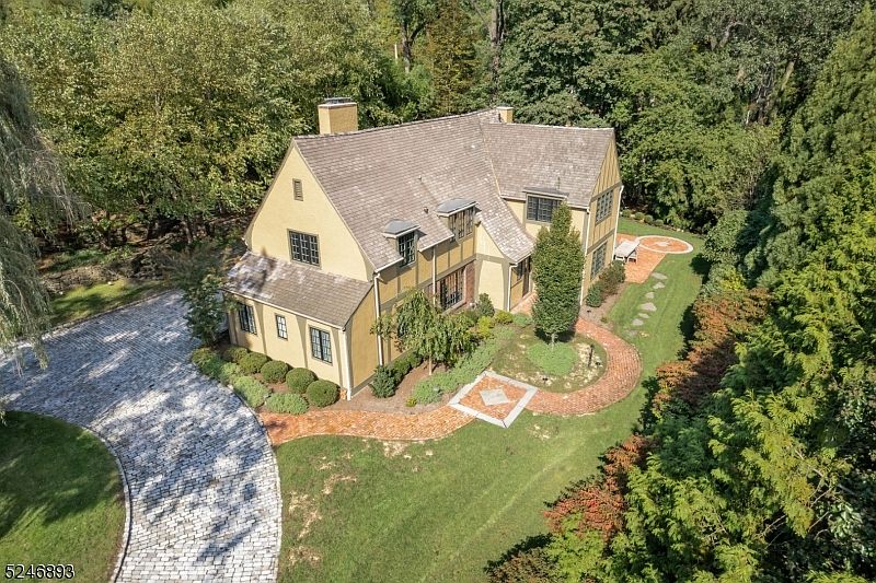 1st image of 27 Brooklawn Dr