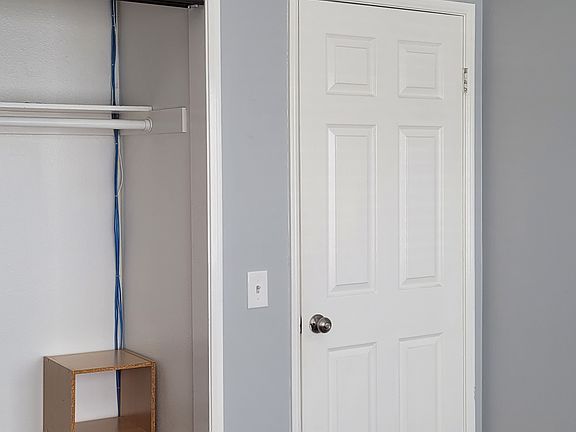 3rd image of 2721 Ivanhoe Ave