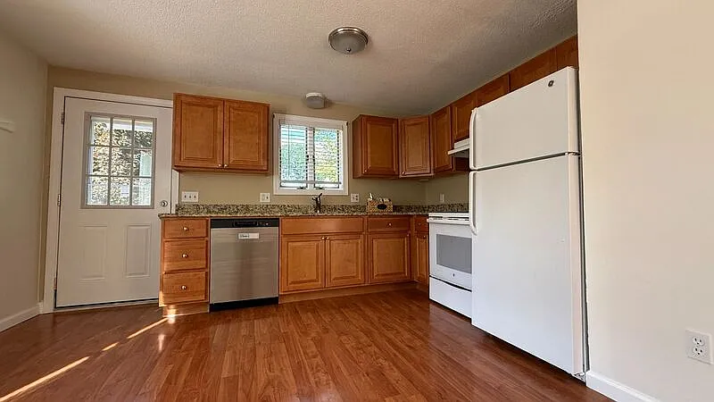 2 bed, 1.5 bath, 1250 sqft, $2,100 — Photo 2