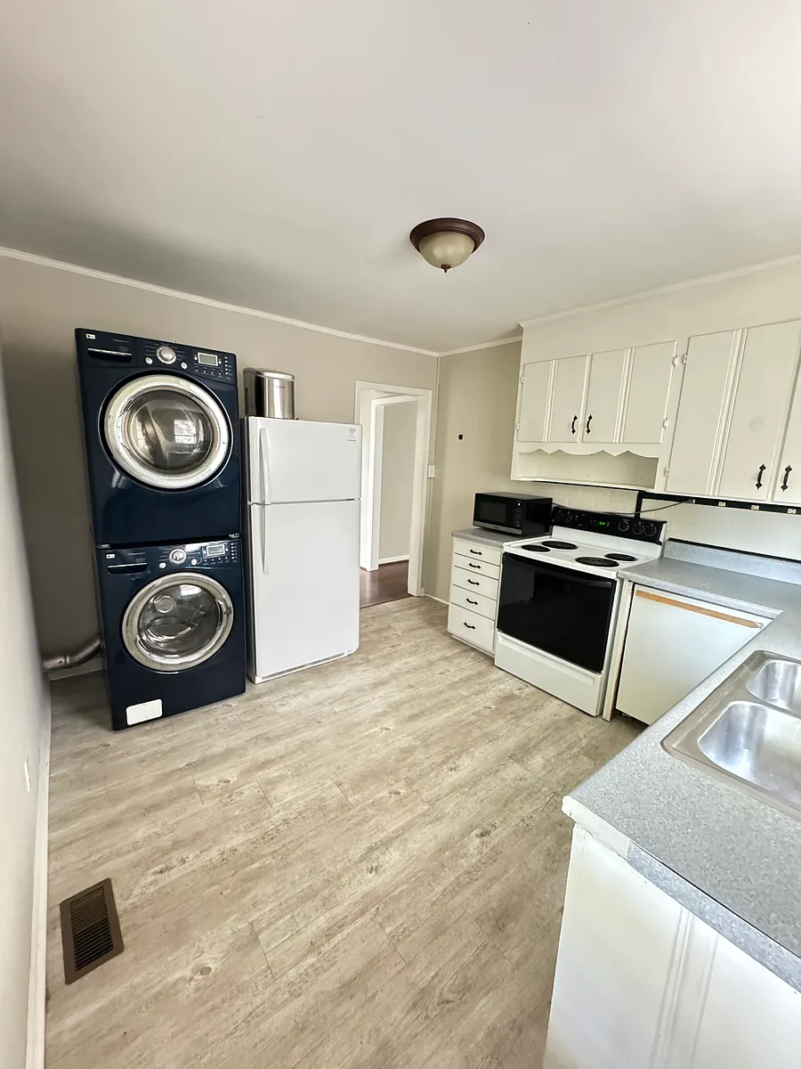 Kitchen - 345 Chamberlin St