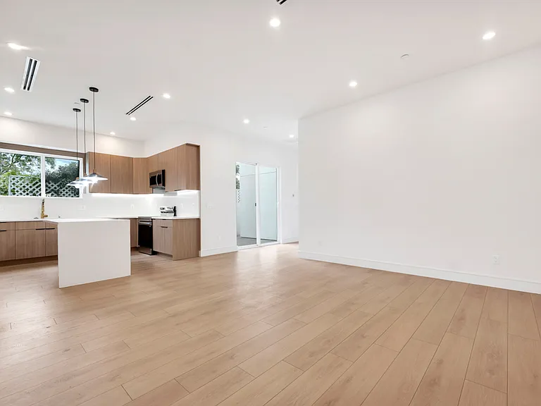 16510 San Fernando Mission Blvd — Photo 16