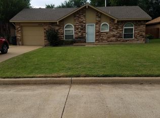 1049 NW 7th St, Moore, OK 73160