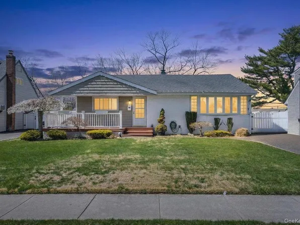 18 Seitz Drive, Bethpage, NY 11714