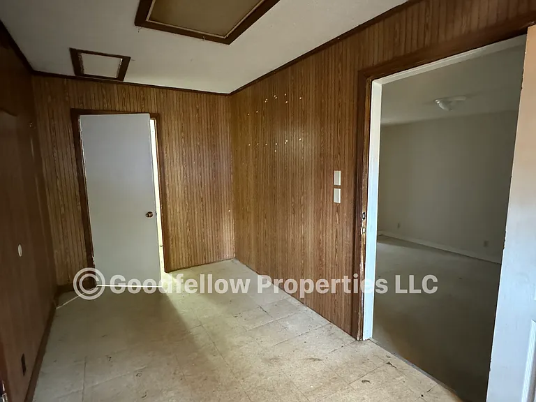 608 Marion Ave — Photo 5