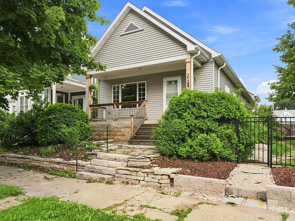 2138 N Buffum St