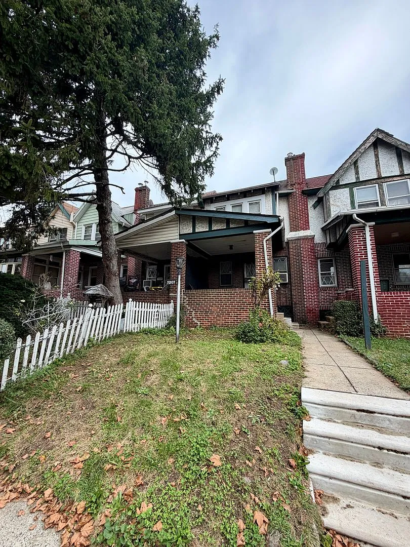 Charming 3-Bedroom/1-Bathroom Home in West Oak! Available NOW! — Photo 2