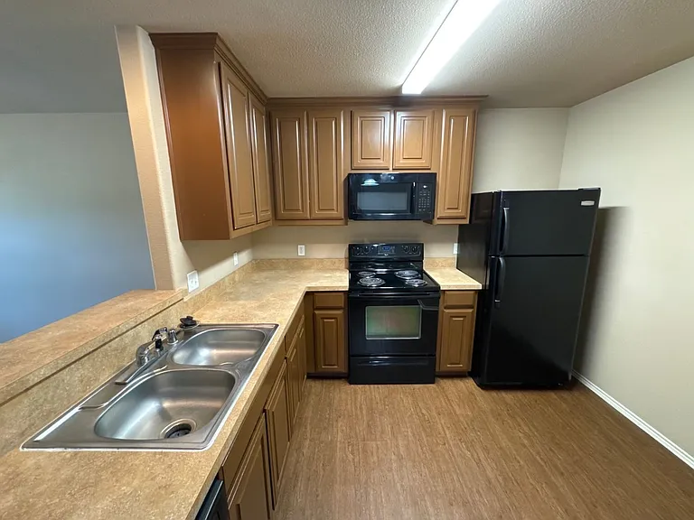 2725 Lovers Ln — Photo 11