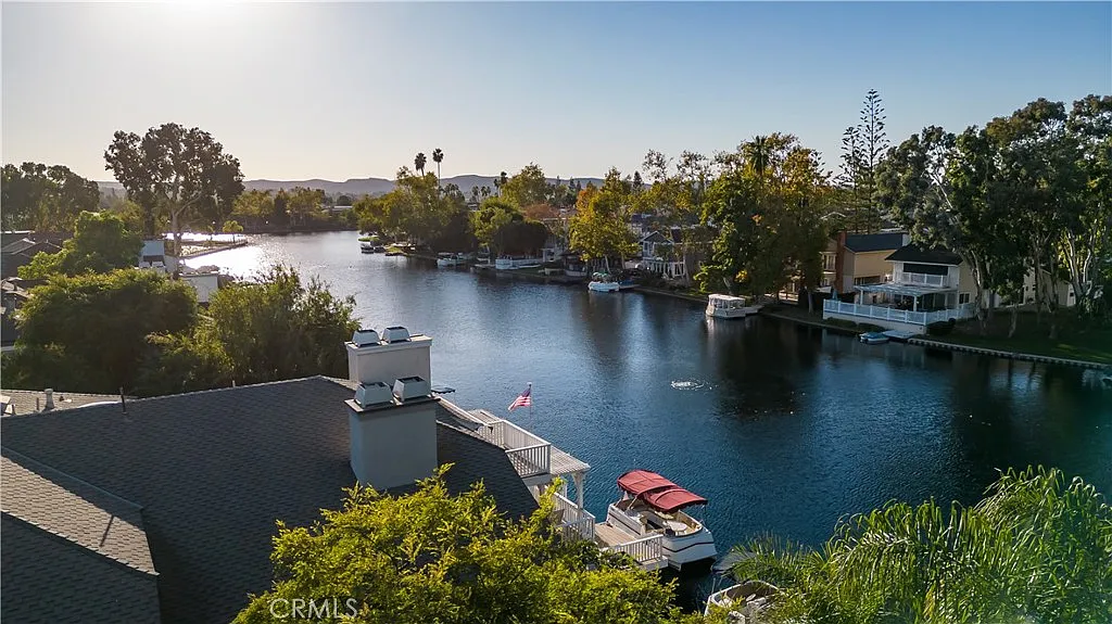 4 bed, 2.5 bath, 2334 sqft, $6,900 — Photo 4