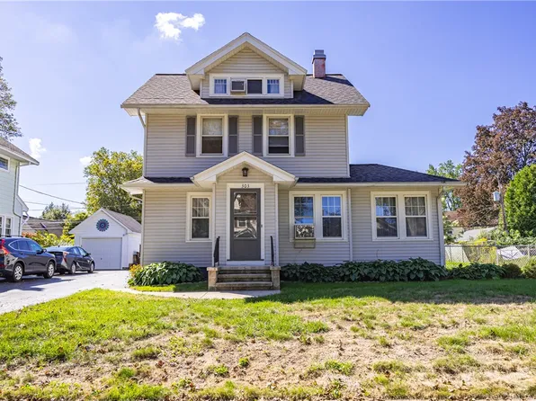 303 Somershire Dr, Rochester, NY 14617