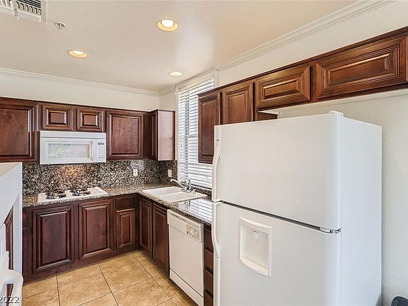 4th image of 43 Agate Ave #403