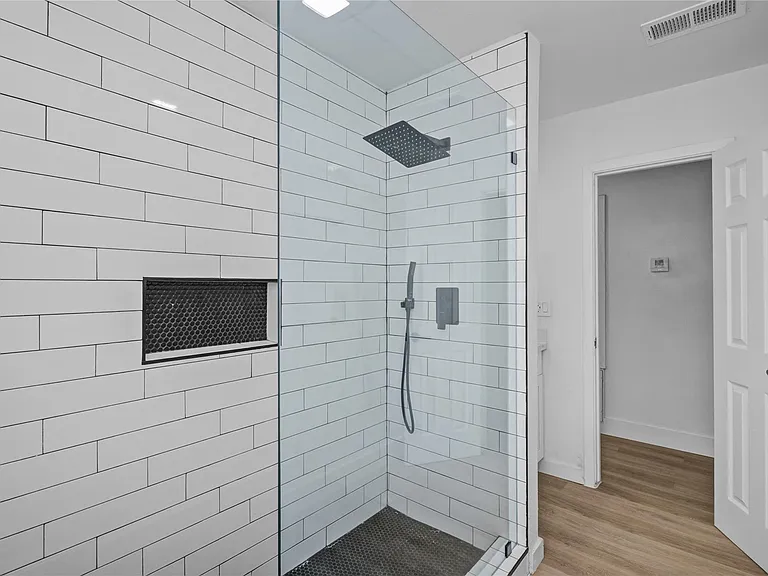 1412 W 10th St — Photo 20