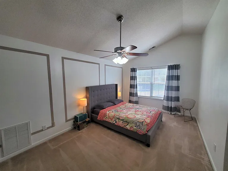 Master bedroom Queen size bed