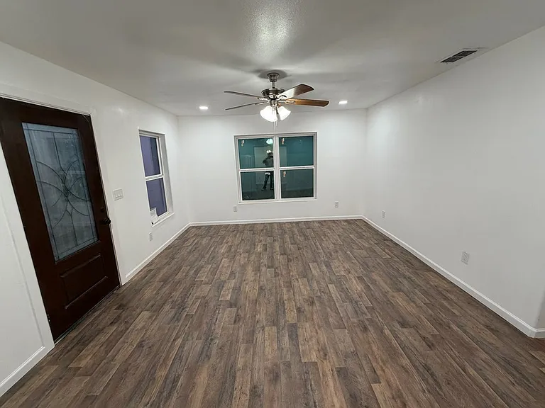 715 N Kelly Ave — Photo 2