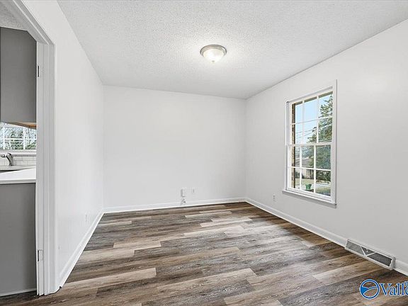 5th image of 512 Bain Dr SE