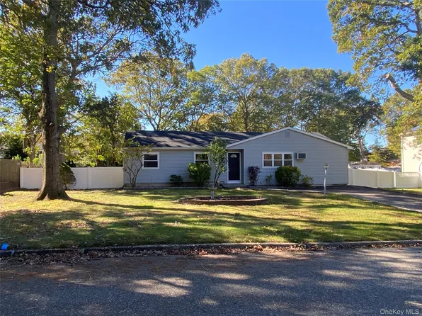 7 Filmore Avenue, Coram, NY 11727