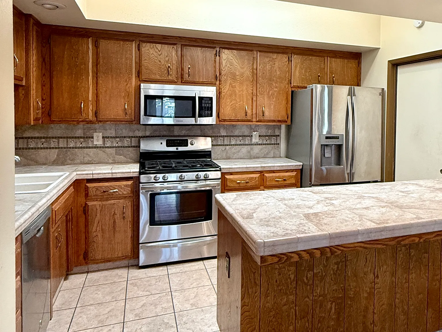 7140 Hanover Cir — Photo 2