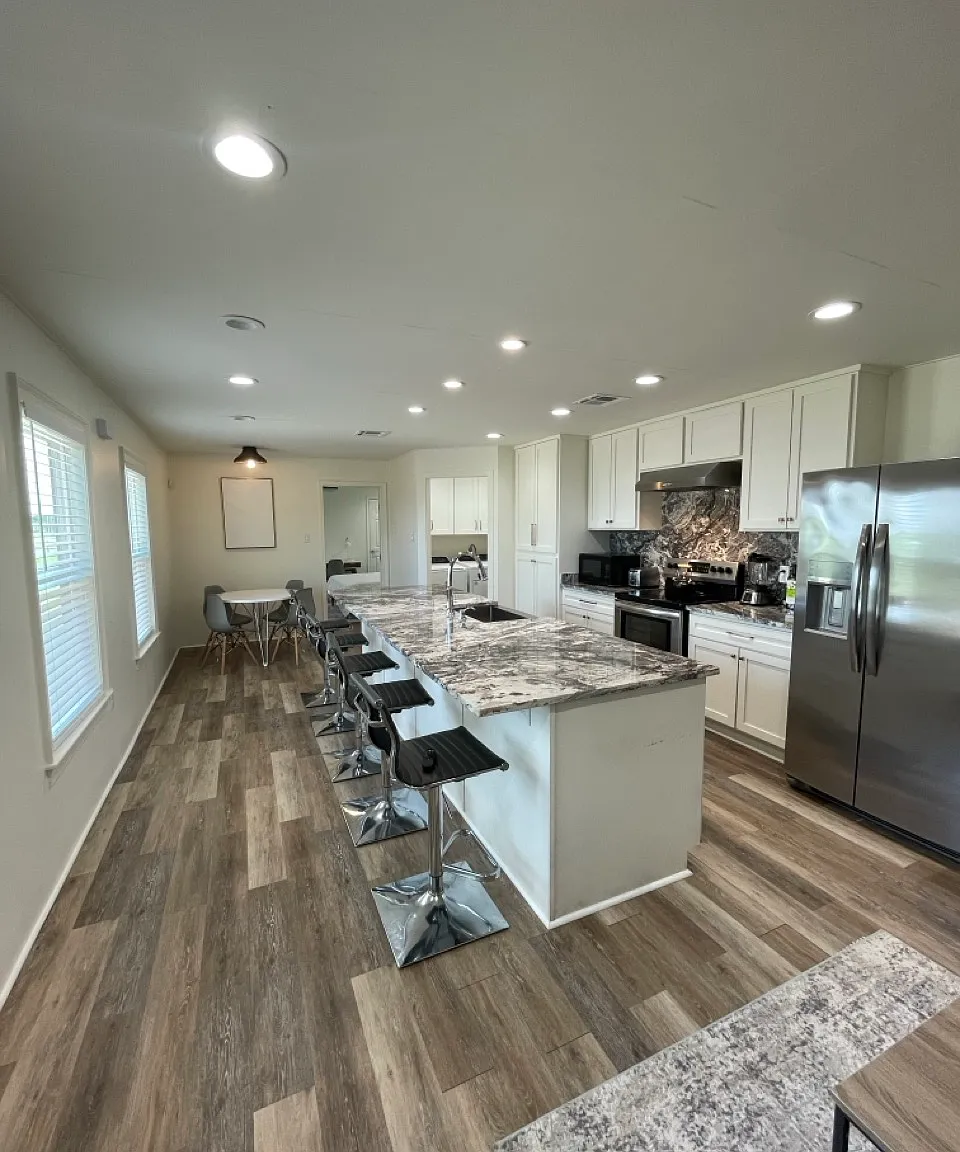 3 bed, $4,275 — Photo 2