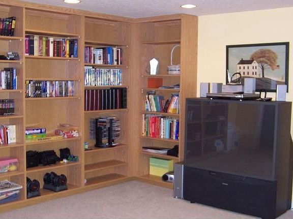 Bonus room w/built-ins