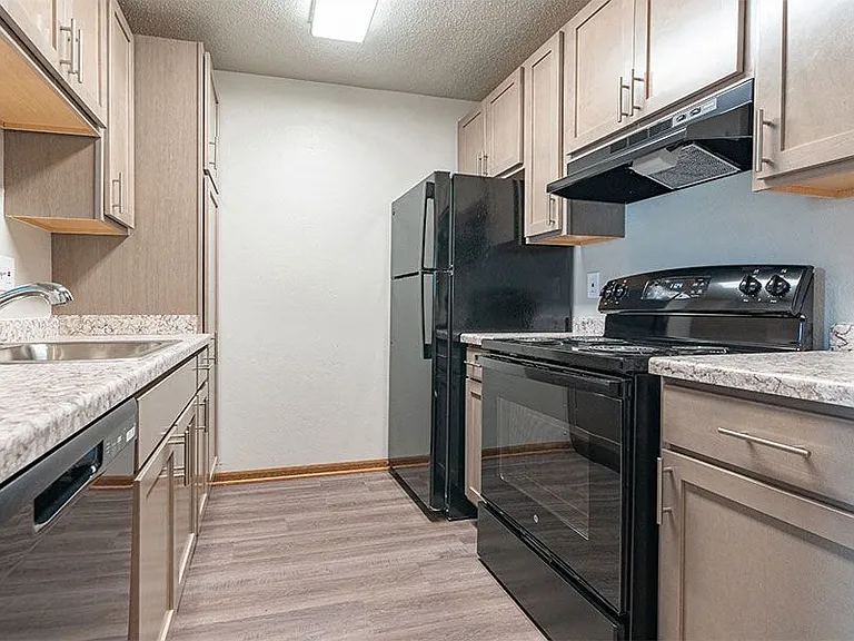 ASPEN BLUFF APARTMENTS — Photo 1