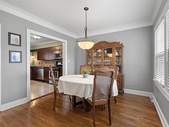 5th image of 609 W 74th St