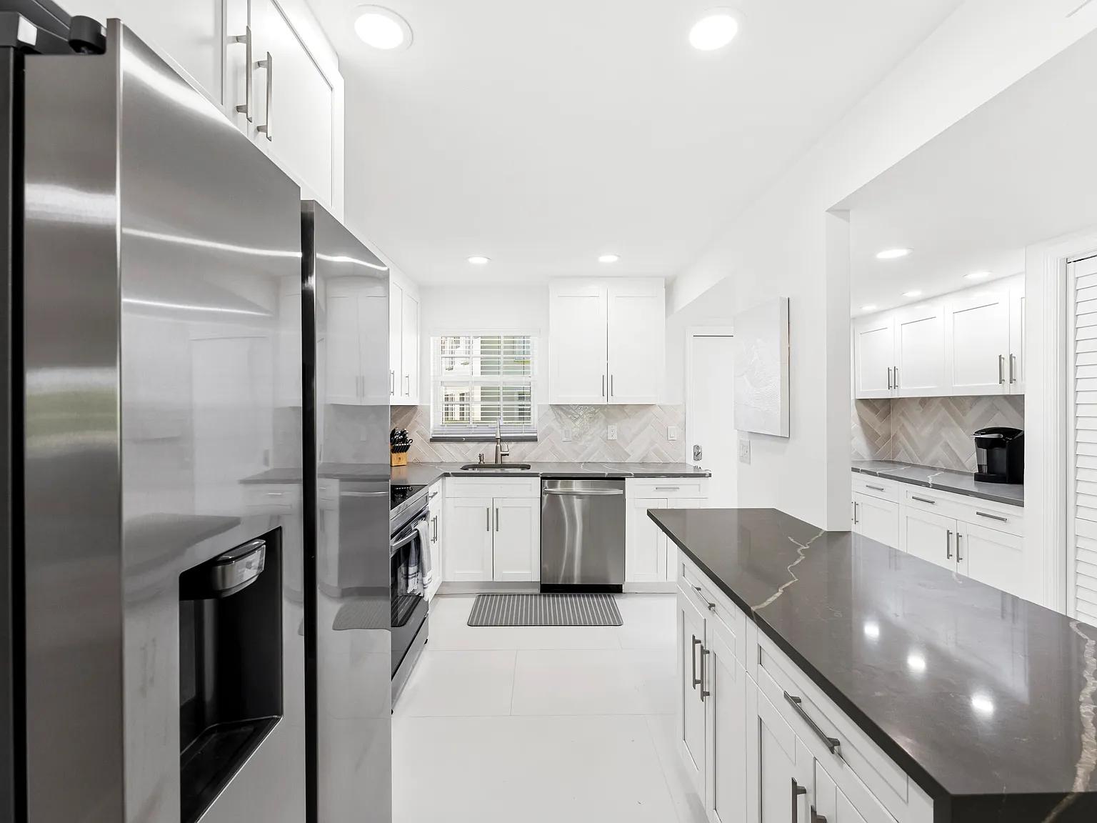 2 bed, 2.0 bath, 1143 sqft, $5,500 — Photo 2